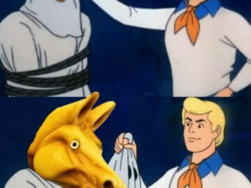 Желтый конь на карусели