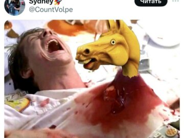Желтый конь на карусели