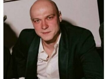 Юра Борисов за столом