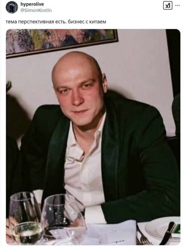Юра Борисов за столом