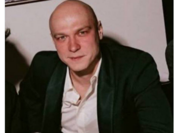 Юра Борисов за столом