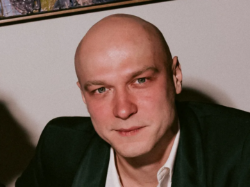 Юра Борисов за столом