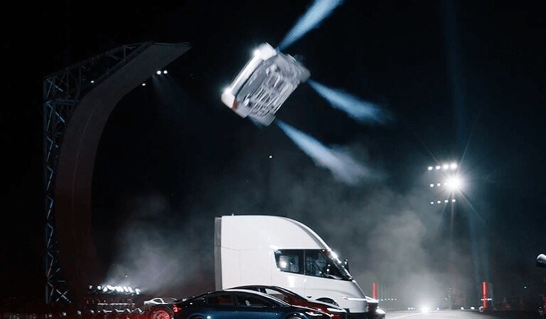 Tesla Roadster теперь в воздухе: летающая Тесла напугала страховщиков и улетела в мемы